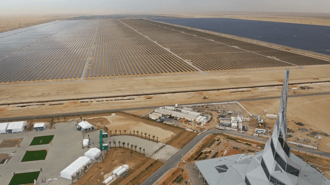 Giữa sa mạc Dubai, người ta sắp sửa hoàn thiện công viên năng lượng Mặt Trời